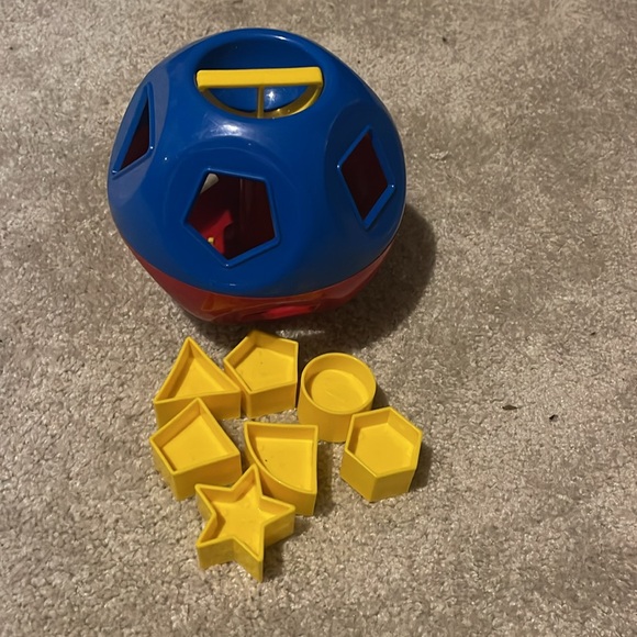 Tupperware shape ball - Picture 2 of 3